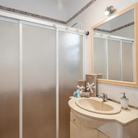 Vanesa Luxury Private With A Heated Pool, 4 Bedrooms And 4 Bathrooms 빌라 아데제