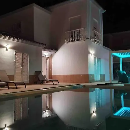 Vanesa Luxury Private With A Heated Pool, 4 Bedrooms And 4 Bathrooms 빌라 아데제