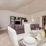 Вилла Vanesa Luxury Private With A Heated Pool, 4 Bedrooms And 4 Bathrooms *