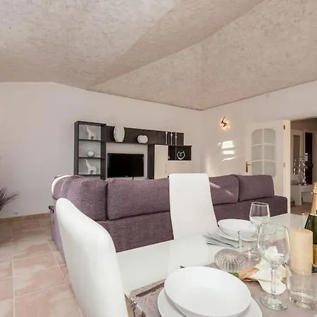 Vanesa Luxury Private With A Heated Pool, 4 Bedrooms And 4 Bathrooms *