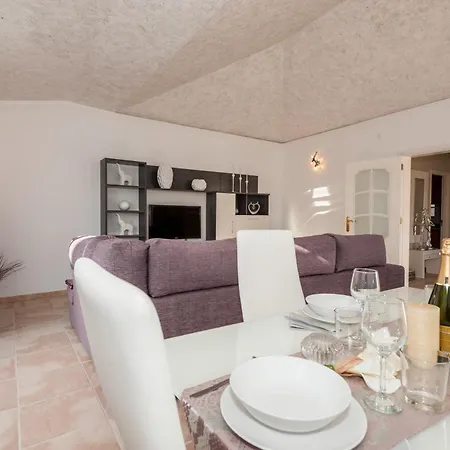 Villa Vanesa Luxury Private With A Heated Pool, 4 Bedrooms And 4 Bathrooms *