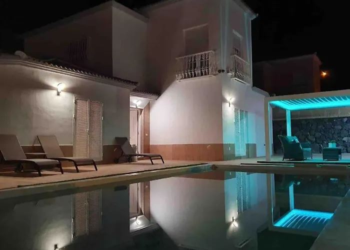 Vanesa Luxury Private With A Heated Pool, 4 Bedrooms And 4 Bathrooms فيلة أذيخي